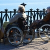 自分のからだに合った車椅子で海を眺める高齢者